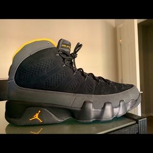 Air JORDAN 9 RETRO UNIVERSITY GOLD-BLACK/ Size 11